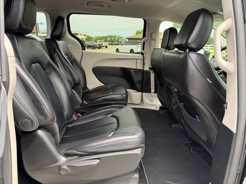 Used 2023 Chrysler Pacifica Touring-L FWD image 25