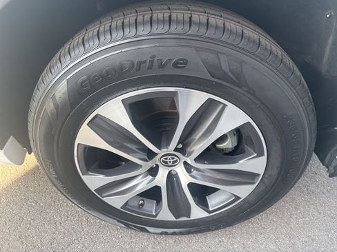 Used 2022 Toyota Highlander XLE FWD image 15
