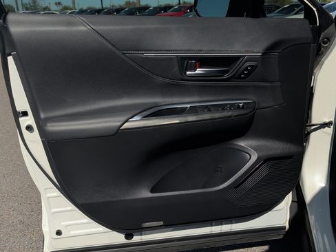 Used 2021 Toyota Venza Limited image 8