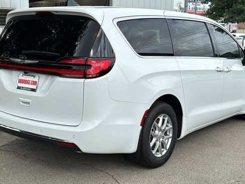 New 2026 Chrysler Pacifica Select image 5