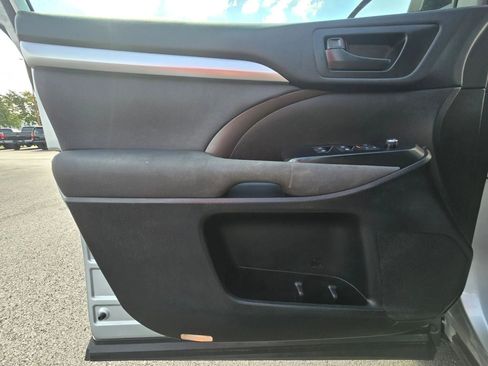Used 2019 Toyota Highlander FWD V6 image 8