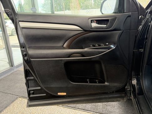 Used 2016 Toyota Highlander XLE image 12