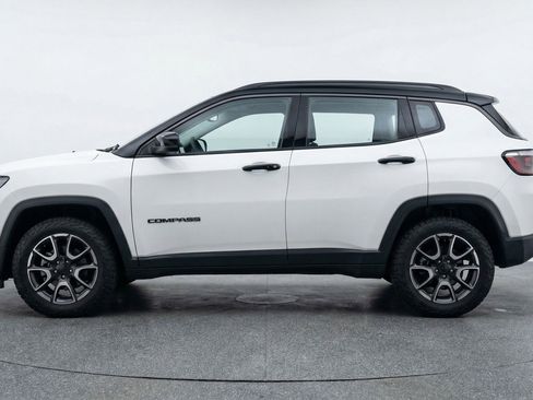 Used 2025 Jeep Compass Trailhawk w/ Trailer Tow Group AWD/4WD image 5