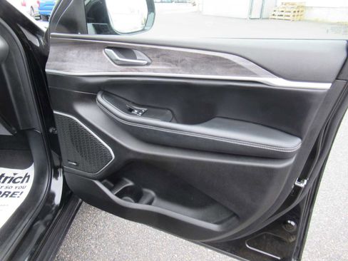 Used 2023 Jeep Grand Cherokee 4WD 4xe w/ Luxury Tech Group II image 26