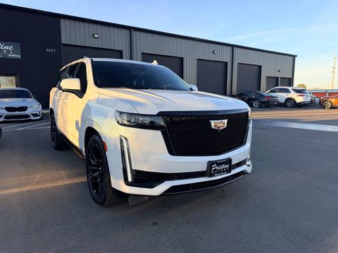 Used 2021 Cadillac Escalade Sport Platinum w/ LPO, ONYX Package image 3