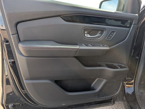 Used 2025 Honda Pilot TrailSport image 8