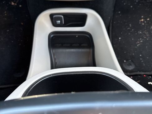 Used 2024 Chrysler Pacifica Touring-L image 16