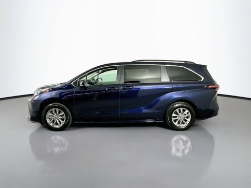 Used 2024 Toyota Sienna LE AWD/4WD image 4