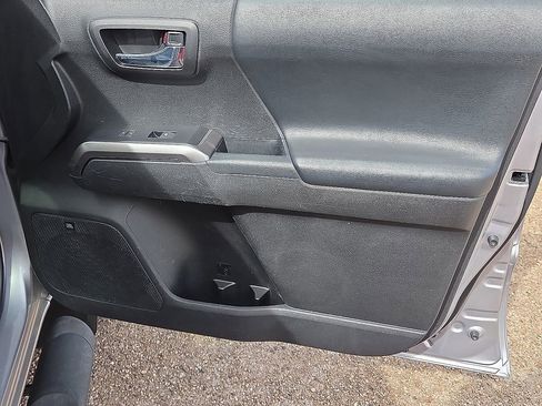 Used 2021 Toyota Tacoma Limited image 15