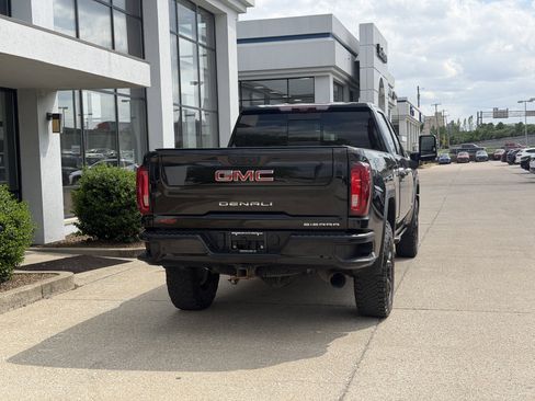 Used 2022 GMC Sierra 2500 Denali w/ Denali Black Diamond Edition AWD/4WD image 5