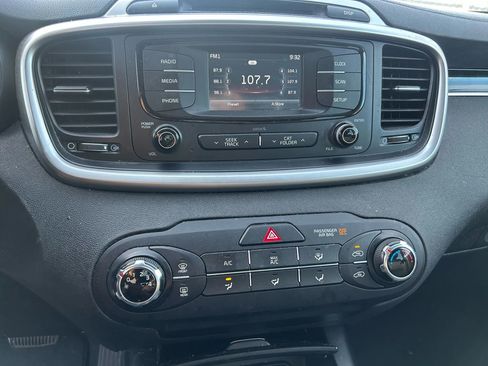 Used 2018 Kia Sorento L image 16