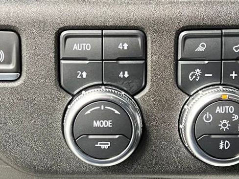 Used 2024 GMC Sierra 3500 SLT w/ SLT Convenience Package AWD/4WD image 32