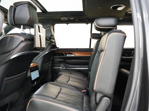 Used 2022 Jeep Grand Wagoneer Series III w/ Rear-Seat Entertainment Group AWD/4WD image 16
