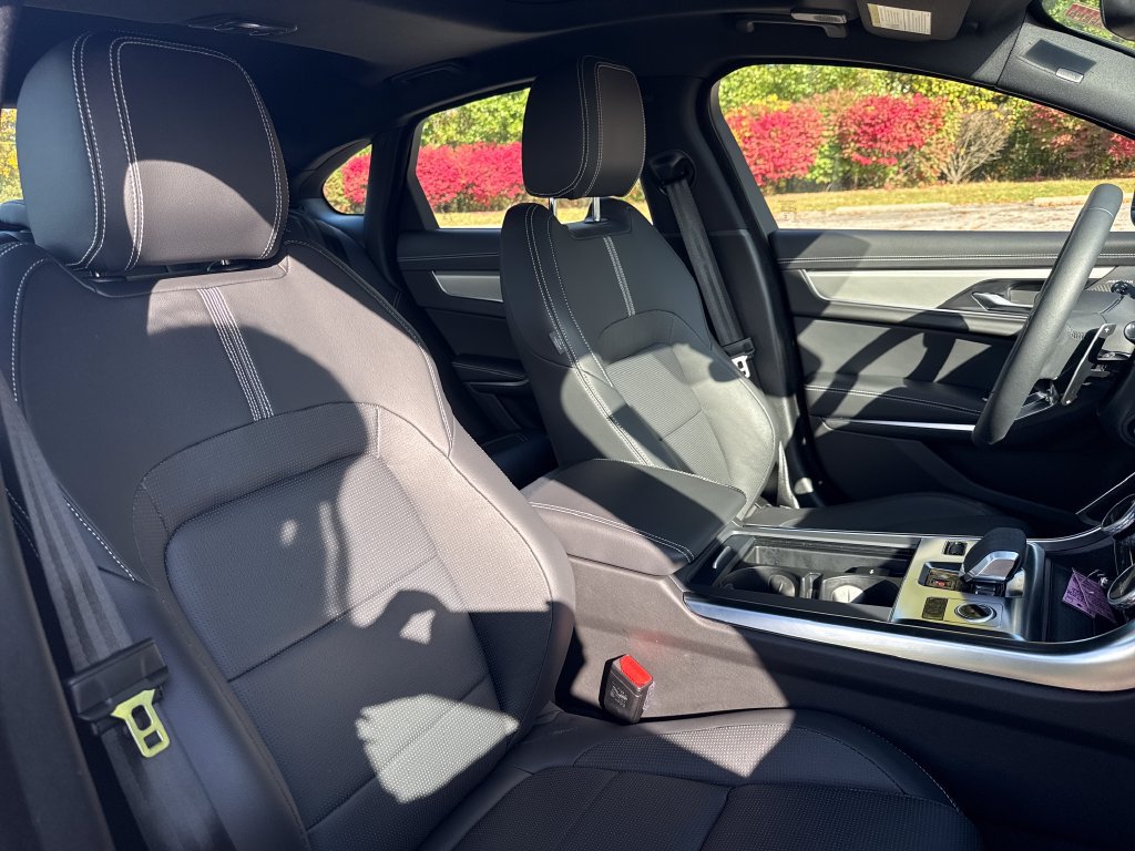 Used 2024 Jaguar XF R-Dynamic SE AWD/4WD image 17