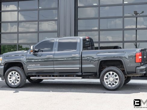 Used 2019 GMC Sierra 2500 Denali w/ Duramax Plus Package AWD/4WD image 5