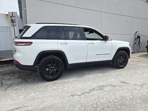 Certified 2025 Jeep Grand Cherokee Altitude image 5