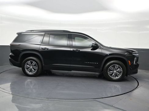 Used 2025 Chevrolet Traverse LT FWD image 7