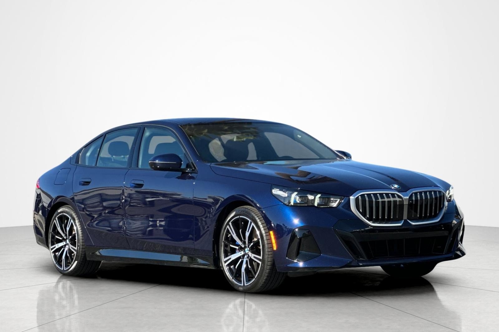 Used 2025 BMW 530i xDrive w/ M Sport Package AWD/4WD image 7