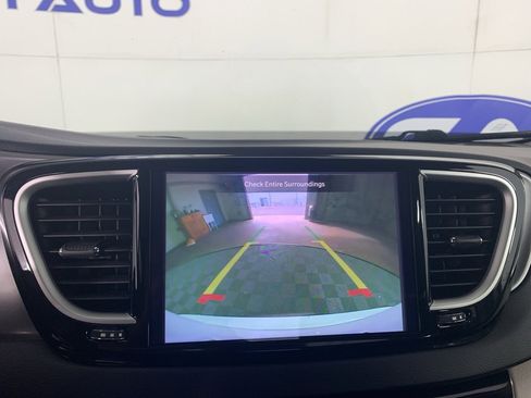 Used 2023 Chrysler Pacifica Touring-L image 27