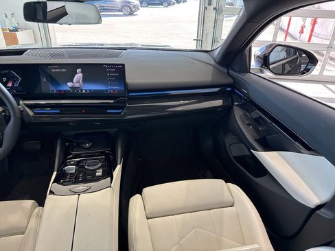 Used 2025 BMW 530i xDrive w/ Premium Package image 47