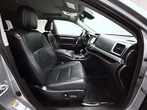 Used 2019 Toyota Highlander XLE AWD/4WD image 15