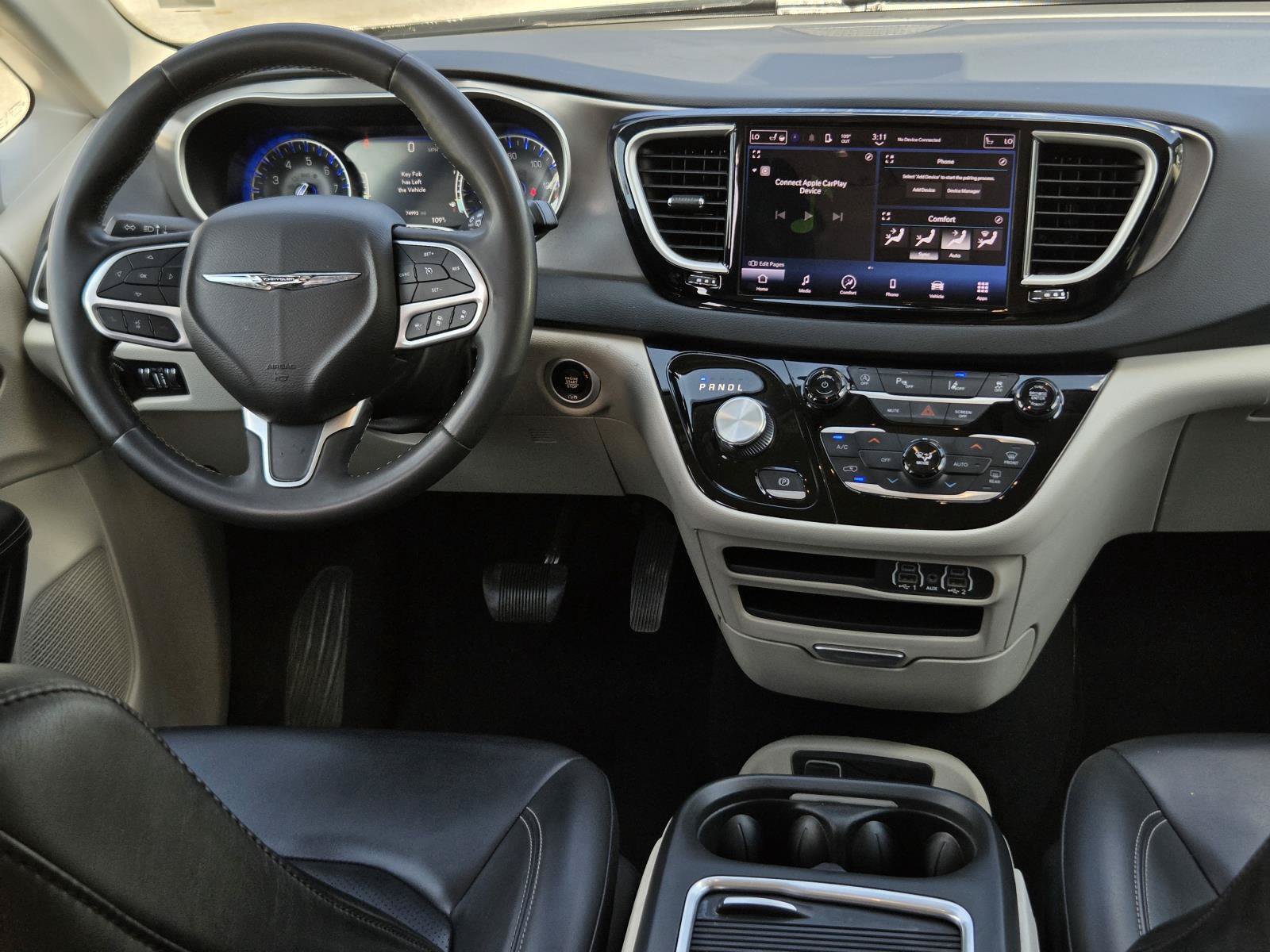 Used 2023 Chrysler Pacifica Touring-L FWD image 11