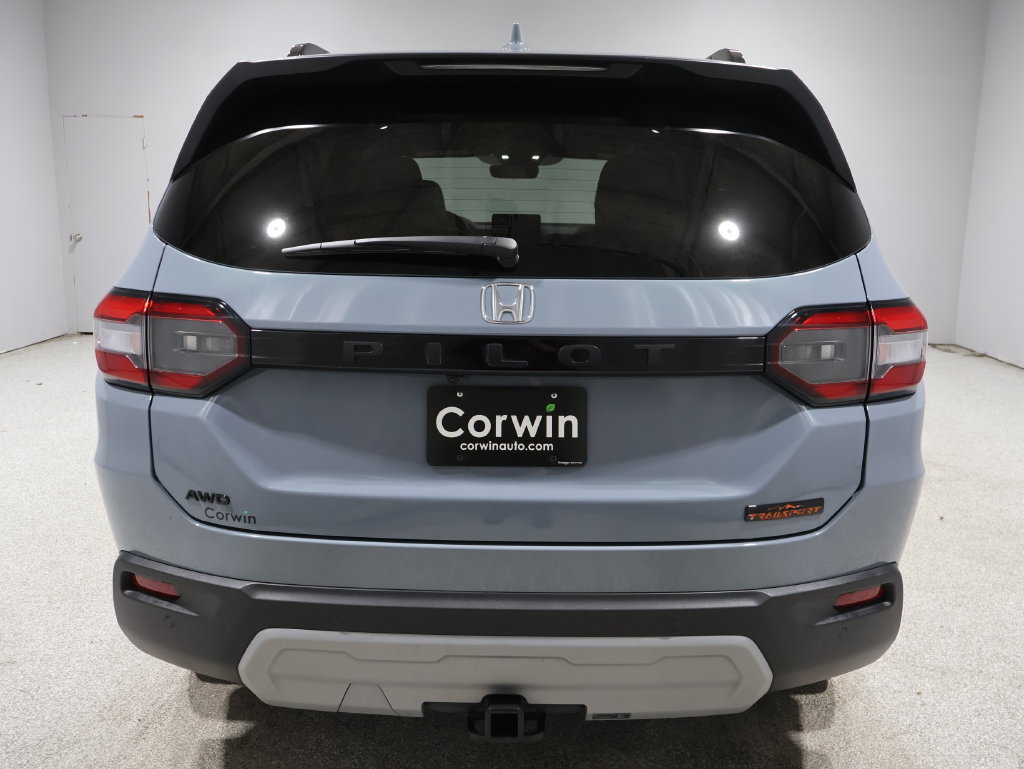 Used 2025 Honda Pilot TrailSport image 3