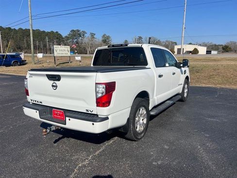 Used 2017 Nissan Titan SV image 8