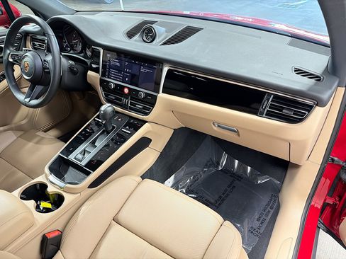 Certified 2025 Porsche Macan image 15