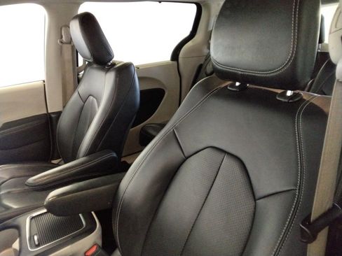 Used 2023 Chrysler Pacifica Touring-L image 28