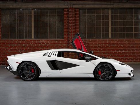 Used 2022 Lamborghini Aventador Countach image 2