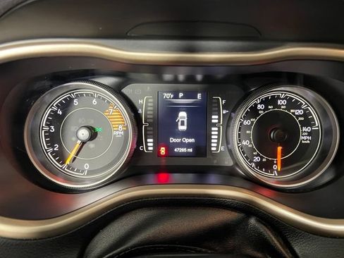 Used 2017 Jeep Cherokee Latitude w/ Cold Weather Group AWD/4WD image 18