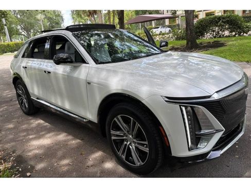 Used 2024 Cadillac Lyriq Luxury w/ LPO, Floor Liner Package AWD/4WD image 2