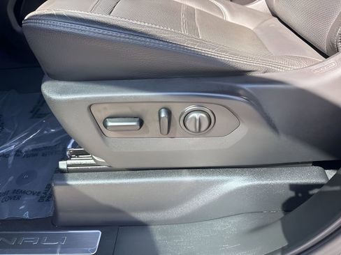 Used 2019 GMC Sierra 1500 Denali w/ Denali Ultimate Package AWD/4WD image 10