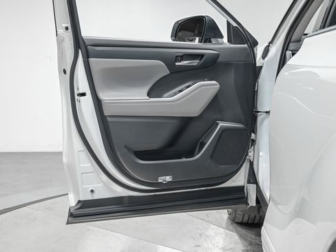 Used 2022 Toyota Highlander XLE image 12