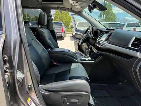 Used 2019 Toyota Highlander XLE AWD/4WD image 28