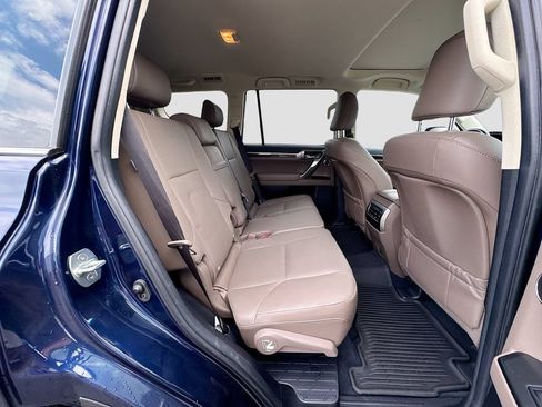Used 2023 Lexus GX 460 Luxury w/ Accessory Package AWD/4WD image 31