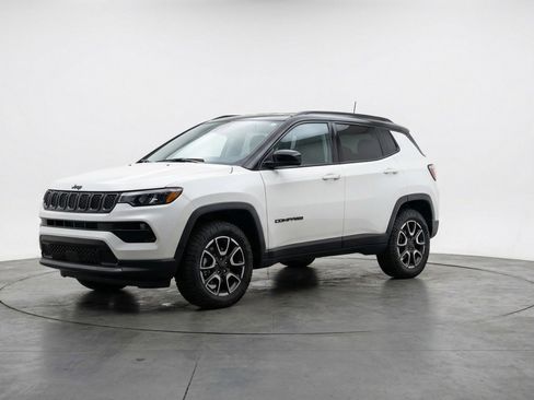 Used 2025 Jeep Compass Trailhawk image 3