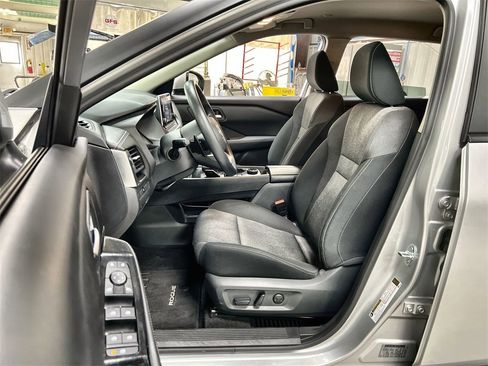 Used 2024 Nissan Rogue SV image 11