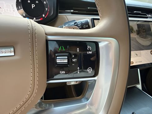 Certified 2025 Land Rover Range Rover SE AWD/4WD image 21