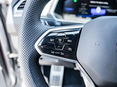 New 2024 Volkswagen Tiguan SE R-Line image 17