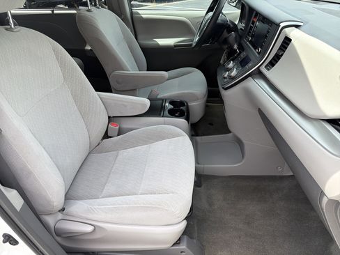 Used 2018 Toyota Sienna LE FWD image 31