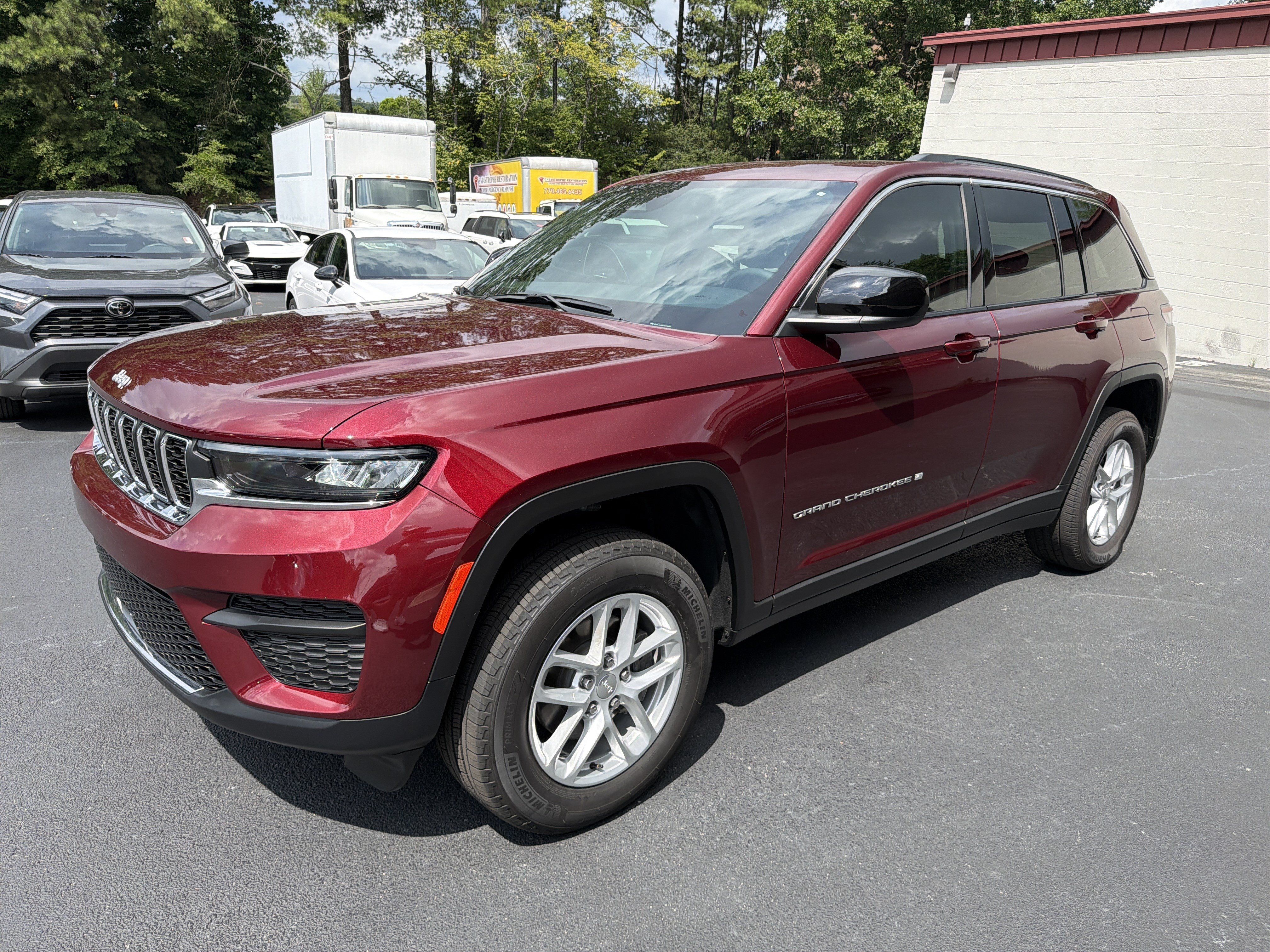 Used 2025 Jeep Grand Cherokee Laredo X RWD image 3
