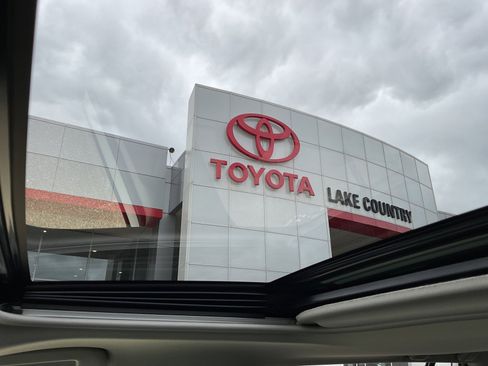 Used 2021 Toyota RAV4 XLE Premium AWD/4WD image 32