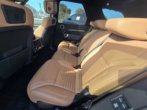 Used 2023 Land Rover Discovery Metropolitan Edition image 18