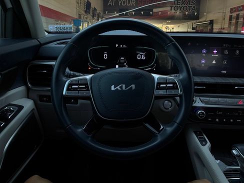 Used 2024 Kia Telluride EX w/ EX Captain's Chair Package FWD image 39