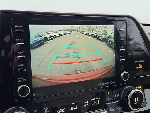 Used 2020 Toyota Highlander XLE image 16