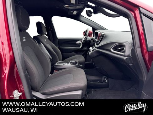 Used 2021 Chrysler Pacifica Touring AWD/4WD image 14