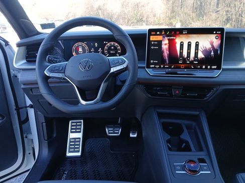 New 2026 Volkswagen Tiguan SE R-Line FWD image 13