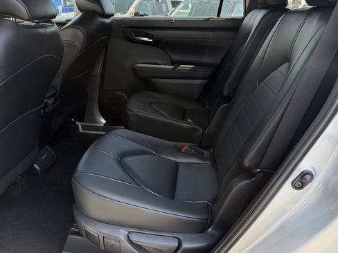 Used 2025 Toyota Highlander XLE FWD image 31